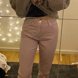Lila mom jeans  - Säljer då jag köpt ett liknande par byxor, oanvända, storlek 32, från GinaTricot, frakten delas. Köpta för 300kr men priset kan diskuteras :)