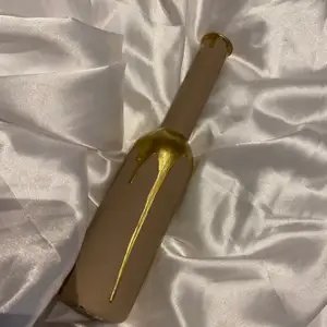 En flaska som kan användas som ljusstake, en vas eller vanlig inredningsdetalj🙏🏻 Perfekt julklapp🥰