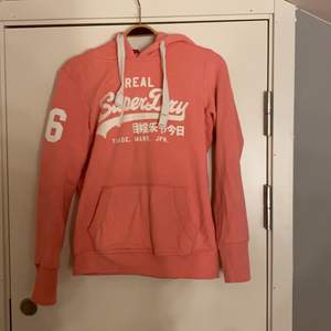 Fin rosa hoodie från superdry! Storlek M men liten i storlek passar bra på xs/s❤️ 150kr+frakt