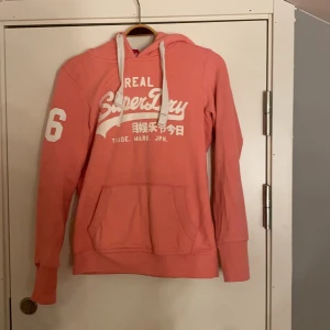 Hoodie superdry - Fin rosa hoodie från superdry! Storlek M men liten i storlek passar bra på xs/s❤️ 150kr+frakt