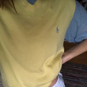 Väst - Säljer denna vintage, polo västen! Jättefin pastellgul färg med ljusblått märke! 50kr + frakt 🥰