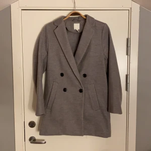 Kappa h&m  - En fin grå kappa från h&m. Använd få gånger. Skick som en ny❤️ 200+frakt 