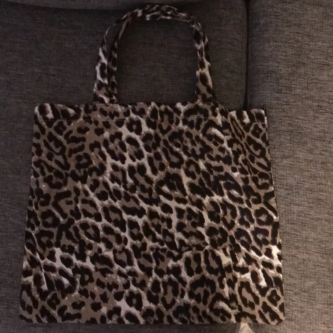 Leopard print tote bag