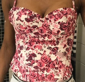 Korsett top - Säljer denna fina topp som tyvärr är för liten vid bysten för mig. Den är jätte bekväm och har både snörning och dold dragkedja vid sidan. Markerad 38 men i och med att den har snörning så passar den nog M-XSS. Buda gärna 🤍💞