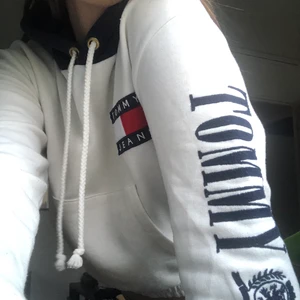 Tommy Hilfiger Hoodie  - Supersnygg croppad hoodie från Tommy Jeans, kommer tyvär inte till användning längre. Köptes second hand och är i gott använt skick.