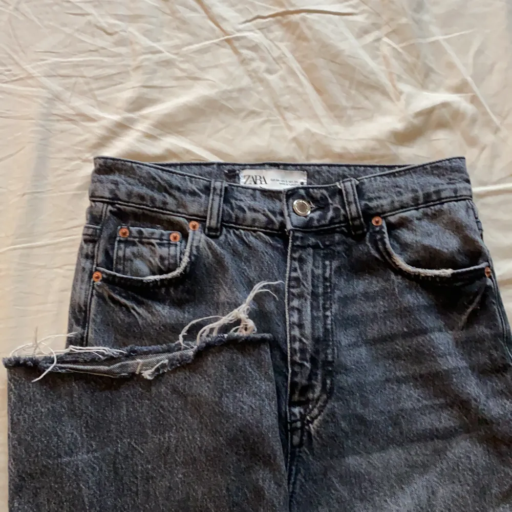 Populära jeans från Zara!! Slutsåld i de mindre storlekarna✨ Säljer ett par assnygga raka jeans men som tyvärr är för stora i min midja😥 Längden passar 165-170 då jag klippt av någon extra cm🥰🥰🥰🥰Buda fram till sön 22/11. Jeans & Byxor.