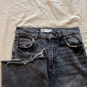 Populära jeans från Zara!! Slutsåld i de mindre storlekarna✨ Säljer ett par assnygga raka jeans men som tyvärr är för stora i min midja😥 Längden passar 165-170 då jag klippt av någon extra cm🥰🥰🥰🥰Buda fram till sön 22/11