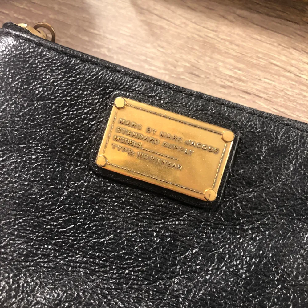 Supersnygg plånbok från Marc Jacobs. Säljes då den inte kommer till användning! 200 kr exklusive frakt 💘 Frakten ligger på 44 kr, eller 63 vid spårbart paket! ⚡️. Väskor.