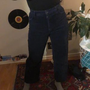 Manchester byxor från monki -  Säljer mina vida mörkblå manchester byxor från monki då dem är lite för korta för mig, storlek 36. Frakt tillkommer, annars möte i växjö eller älmhult