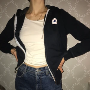 Converse Hoodie - As najs hoodie från Converse köpt i London i början av året! Jätte skön och passar till allt! Säljer pga har för mycket hoodies💖