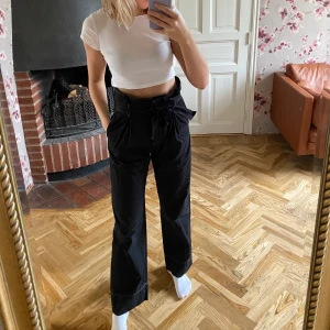 Pösiga Byxor - Svarta losefit byxor från Carin Wester, använda 2 gånger, höga i midjan 