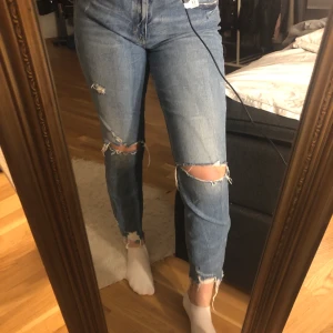 Jeans  - Sjukt snygga lite lågmidjade jeans från denim. De är som en svensk 36a, knappt använda