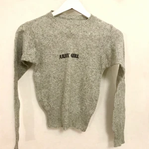 Grå stickad tröja. XS. - Stickad grå tröja med tryck på, gissar på ull men ej helt säker. XS.  Kan mötas i Stockholm eller skicka mot fraktkostnad! ✨🌸✨