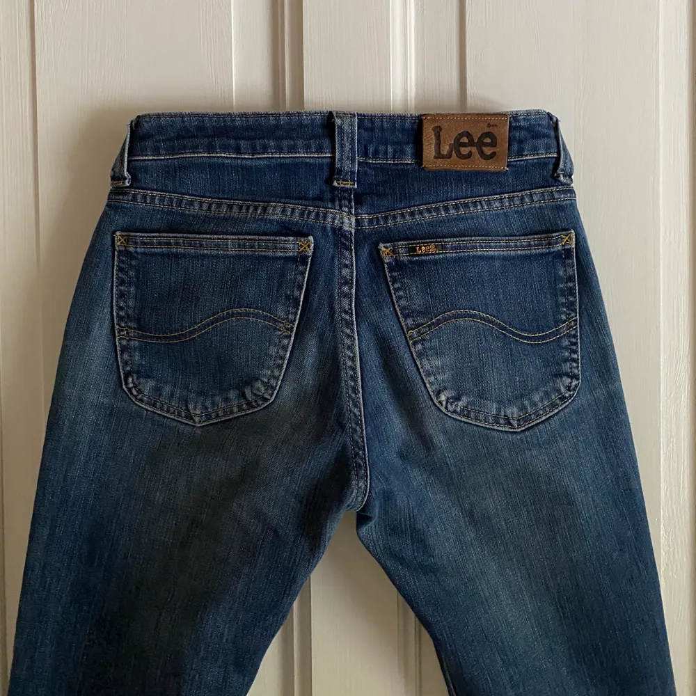Byxor från Lee som är lite utsvängda nedtill, är 177cm och för mig går dem till golvet (se bild) , bra skick. Jeans & Byxor.