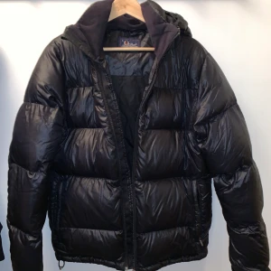 Peak performance  - Peak performance dunjacka. Använt skick! Nypris 2500kr, mitt pris 300kr. Buda! Budet ligger just nu på 800. Budgivningen slutar 29 november.