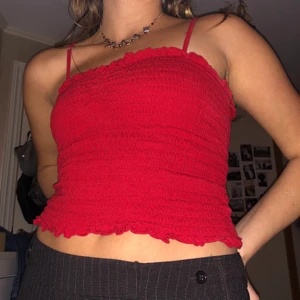 Ribbat rött linne - Jättefint och bekvämt rött linne från Brandy Melville. Mitt absoluta favoritlinne för ett par år sen, men som jag nu tyvärr inte får lika mycket användning för 💃