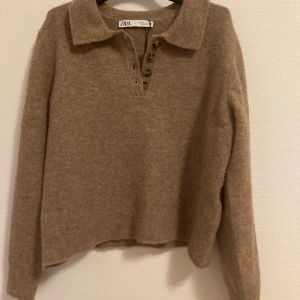 Zara topp - Brun tröja från zara, extremt skönt matrial passar till det mesta, Aldrog använd