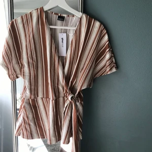 Gina tricot, kortärmad blus/topp - En fin kortärmad blus/topp från Gina tricot.