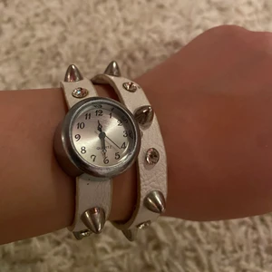 Klocka🤍 - En super fin klocka som inte används längre🤍 fungerar behöver bara nytt batteri🔋 