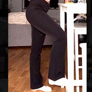 Neo noir kostymbyxor strl 36/38 - Svarta kostymbyxor från Neo Noir byxmodellen heter Cassie F. De är i fint skick och sitter väldigt bra, sitter väldigt bra på mig som är 36/38. Säljer för 200 + frakt 🥳 