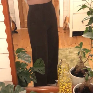 Bruna byxor 👀 - Sköna, bruna byxor från Gina Tricot!