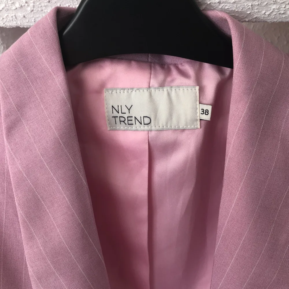 Rosa randig blazer från Nelly. Storlek 38, passar XS/ S/M beroende på hur man vill att den ska sitta. Vadderade axlar samt silktyg invändigt. Kostymer.