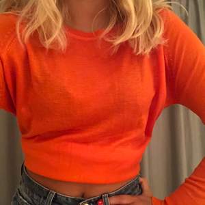 En fin stickad tröja i en super fin orange färg från zara. Ganska tunn så den passar till både sommaren och vintern. 