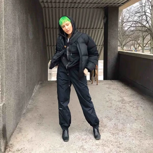 Balenciaga trackpants - Trackpants från Balenciaga 🤎🤠 modellen heter ”tech cotton” och är från SS17 snörning i midjan samt dragkedja, resår och knäppning nedtill. Endast använda för fotografering och nypris 8995 kr på NK Gbg. Blev slutsålda överallt! Bud ok! 🤝🤝