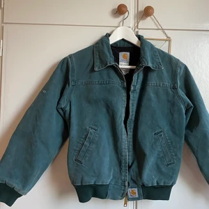 Carharrt jacka - Fetaste vintage carharrt jackan någonsin. Fint skick bortsett från en rund fettfläck på vänster sida vid dragkedjan, se första bilden.  Bud från 700kr