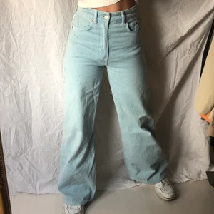 Vida jeans - Jättefina vida jeans i blå färg! Sitter så bra på! Köparen står för frakten❣️ OBS smutsig spegel! BUD I KOMMENTARERNA🧡