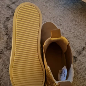 Skor glittriga - Köpta på hm dom är oanvända köpare står för frakt