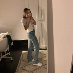trendiga jeans med hål på knäna, köpta på &Other Stories strax innan sommaren men tycker att dem är liite för långa på mig som är 156 cm. Storlek 26 vilket motsvarar S ungefär💙💙💙