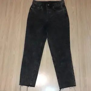Svarta jeans storlek 38 men skulle säga att dem passar 36. Köpt på H&M. Skicka om du vill ha mer bilder så fixar jag det! Säljer för 250kr eller buda!. Köparen står för frakten