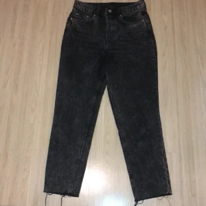 Svarta jeans - Svarta jeans storlek 38 men skulle säga att dem passar 36. Köpt på H&M. Skicka om du vill ha mer bilder så fixar jag det! Säljer för 250kr eller buda!. Köparen står för frakten