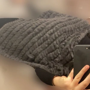 Poncho i äkta päls - En jättefin poncho lagom till vintern, varm och väldigt bekväm. Fint skick och nästan oanvänd.