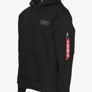 Alpha industries hoodie svart  - Ny pris: 900kr. Köptes i butik. Väldigt varm hoodie som passar perfekt till vintern och hösten. Storlek s, men passar bra upp till 180-185cm. Den vita texten på ryggen har fått några få repor men annars är den iprincip i nyskick. För mer info skriv!