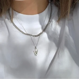 Silvrigt halsband med en hand - Säljer detta trendiga halsband med en hand på! Det är i nyskick💕💕💕