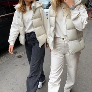 Beige väst  - Intressekoll på min populära  väst från UNIQLO slutsåld överallt .  (Lånad första bild) Fin beige/vit färg använd sparsamt. BUDA!  Bud ligger på 760kr