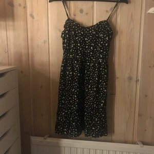 härlig klänning - härlig klänning med gulligt blommönster