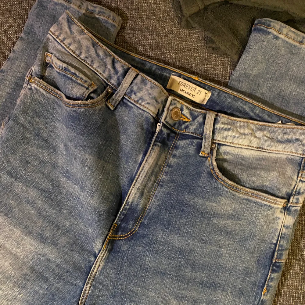 Riktigt högmidjade och bekväma jeans från Forever 21! Inhandlade i USA och nästan helt oanvända! . Jeans & Byxor.