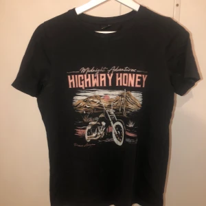 Ginatricot t-shirt storlek S - T-shirt med tryck från ginatricot!! Använd ett fåtal gånger:)