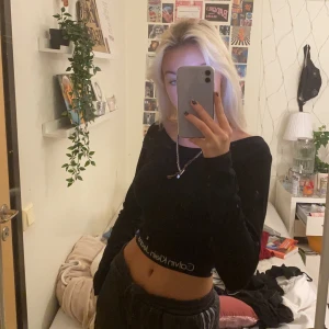 Calvin Klein topp! - Jättesnygg tröja från Calvin Klein! Långärmad och i ett mysigt matreial. Sitter ett resårband på magen som jag själv tycker framhäver ens kurvor!💖💖