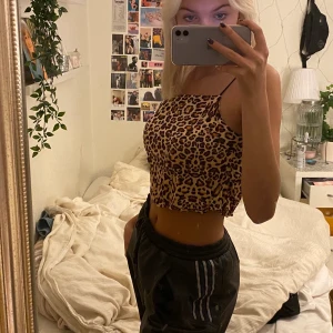 Leopard topp - Jättesnyggt leopard mönstrat linne! Luftigt material och allmänt jättskön! Säljer för den inte kommer till användning:(🐆