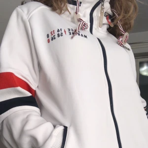 Stor tröja - En stor vit hoodie/tröja i storlek S men sitter väldigt oversized. Jätte fin att ha över t.ex en t-shirt eller bara knäppt. Fick den av en släkting för länge sedan och har aldrig använt den. Märket är race marine
