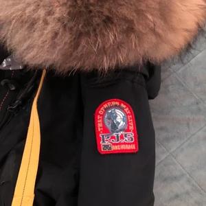 Parajumper Doris Masterpiece  - Nästan ny parajumper jacka i modellen Doris masterpiece. Använd endast ett par gånger, som ny. Storleken är XS. Skriv för fler bilder, sänker priset vid snabb affär :) buda på!