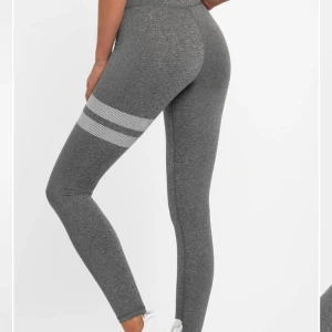 Stronger tränings thights - Säljer nu mina Stronger träningsthights i storlek S, säljer eftersom dem inte passar mig längre och tyvärr är för stora för mig. Älskar dessa men måste beställa en mindre storlek. Byxorna är knappt använda. Köptes för 700, säljer för 150 +frakt