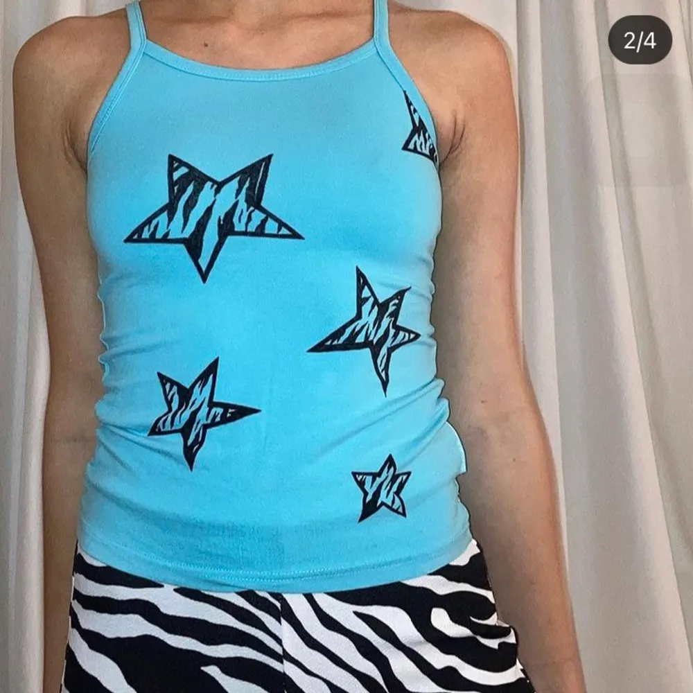 blått linne med påmålade stjärnor med zebra mönster. (målat med textil penna!)💙🦓 frakt: 63kr spårbart. Skjortor.