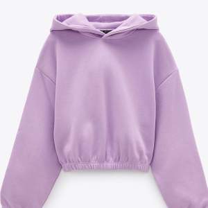 En kortare lila hoodie från Zara. Använd några gånger, strlk M (passr även S). Skriv för mer info/bilder. Pris går att diskutera 