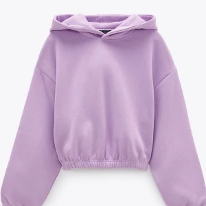 Lila hoodie - En kortare lila hoodie från Zara. Använd några gånger, strlk M (passr även S). Skriv för mer info/bilder. Pris går att diskutera 