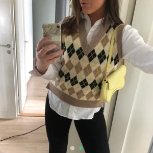 Superfin väst 💕 - Säljer nu denna fina väst som tyvärr inte kommit till någon användning hos mig. 😊 Säljer för 180 men om fler är intresserade så säljer jag vid bra bud 💗 passar XS-M 